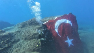 Gazipaşa'da Zafer Bayramı Coşkusu: Deniz Altında ve Sahilde Türk Bayrağı