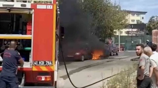 Gebze'de Park Halindeki Araçlarda Yangın Paniği