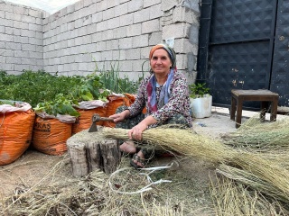 Geleneksel Ot Süpürgesi Zanaatını Yaşatan Kadın
