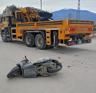 İnegöl'de vinç ile motosiklet çarpıştı, sürücü yaralandı