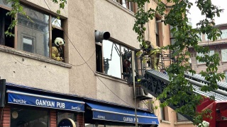 İstanbul Beyoğlu'da Yangın Çıktı, Mahsur Kalan 2 Kişi Kurtarıldı