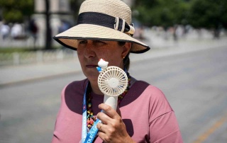 İstanbul'da Turistlerin Sıcakla Mücadelesi