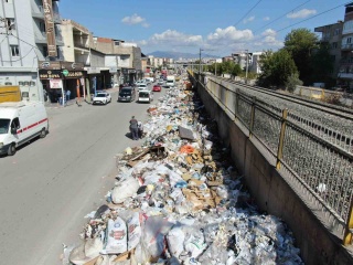 İzmir Buca'da Çöp Sorunu ve Vatandaşların Tepkisi