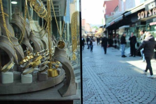 İzmir Kuyumcular Odası Başkanı Sahte Ürünleri Protesto Ediyor