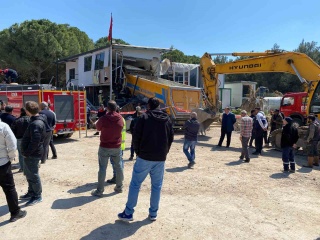 İzmir'de Hafriyat Kamyonu Kazası