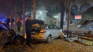 Kayseri'deki Kaza: İki Otomobil Cami Bahçesine Girdi