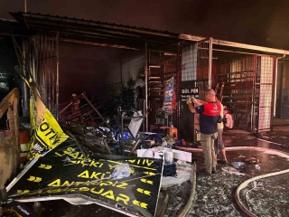 Kemalpaşa'daki Yangında 3 İş Yeri Kül Oldu