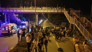 Kırıkkale'de Korkuluklara Çarpan Otomobil ve Merakla İzleyen Vatandaşlar