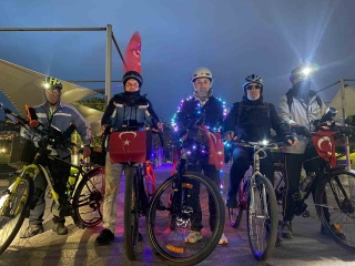 Kocaeli'de Emekli Grubu Sokakları Eğlenceli Bir Şekilde Geziyor