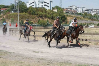Kocaeli'de Geleneksel Rahvan At Yarışları Heyecanı