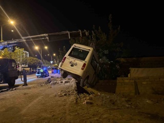 Kontrolden Çıkan Minibüs Bahçe Duvarında Askıda Kaldı