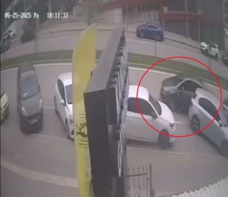 Kontrolsüz Otomobil Geri Giderken Yokuş Aşağı Çarptı