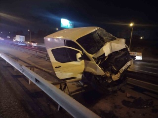 Kontrolünü Kaybeden Panelvan TEM Otoyolu'nda Bariyere Çarptı