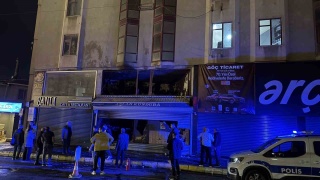 Küçükçekmece'de İş Hanında Çıkan Yangın Korku Yarattı