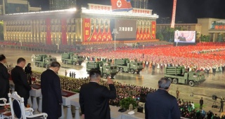 Kuzey Kore'de Görkemli Askeri Tören