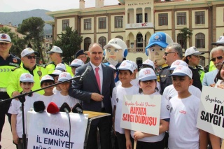 Manisa Valisi Vahdettin Özkan, Trafikte Farkındalık Çalışmalarını Destekliyor