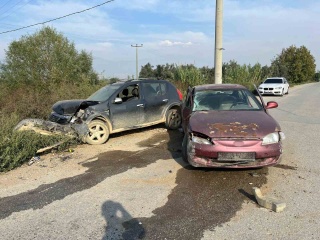 Ödemiş'te Kafa Kafaya Araç Çarpışması