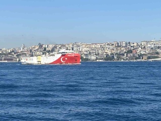 Oruç Reis Gemisi'nin İstanbul Boğazı'ndan Geçişi