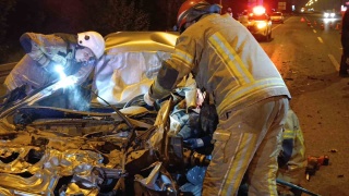 Otomobil Sürücüsü Kamyon Altında Ağır Yaralandı