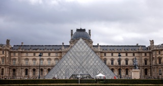 Paris Louvre Müzesi'nde Soygun Sonrası Güvenlik Önlemleri Arttı