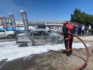 Park Halindeki Araç Aniden Alev Aldı