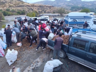 Patates Dolu Kamyonetin Arızası Baykan'da Sürpriz Dağıtım Yaptı