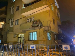Pendik'te Daire Balkonu Çöktü - Paniğe Neden Oldu!