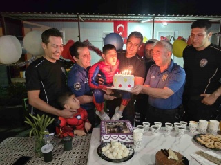 Polislerle Birlikte Kutlanan Unutulmaz Doğum Günü