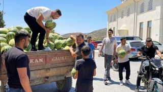 Sakarya'da Hayırseverin Girişimi: Karpuzlar Ziyan Olmadı