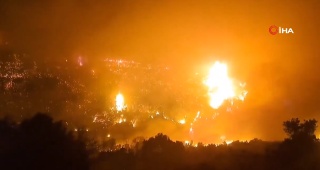 Sakız Adası'nda Büyük Yangın: Alevler Kontrol Altına Alınmaya Çalışılıyor