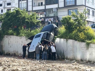 Samsun'da Rampa Aşağı Geri Geri Kaçan Lüks Cip Kaza Yaptı
