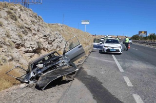 Sivas'ta Köpeğe Çarpmamak İsteyen Sürücü Kaza Yaptı