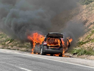 Sivas'ta Seyir Halinde Alev Alan Araç