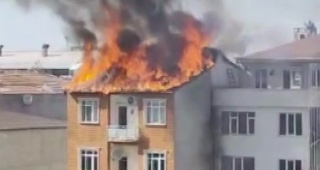 Sultanbeyli'de Yangın Paniği: Çatı Katı Alevlere Teslim Oldu