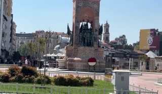 Taksim Cumhuriyet Anıtı'ndaki Çelenk Krizi