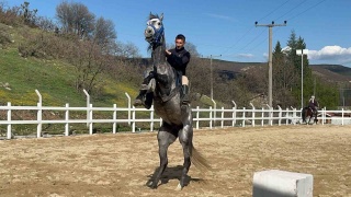 Tavşanlı'daki At Çiftliği Ziyaretçilere Keyifli Bir Deneyim Sunuyor