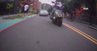 Tayvan'da Hızlı Araç Kırmızı Işıkta Geçerek Feci Kazaya Yol Açtı