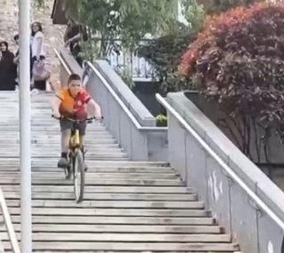 Tophane semtindeki Cesur Bisikletli Çocuk