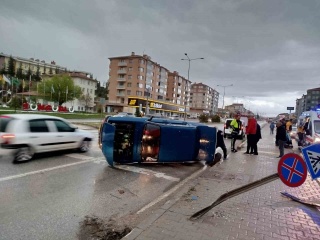 Trafik Kazasında Bilgilendirme Levhasına Çarpan Araç Yan Yattı