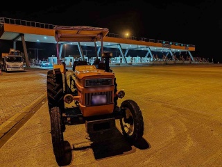 Traktörle Otoyolda Tehlikeli Yolculuk