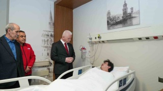 Vali Davut Gül, depremde yaralananları ziyaret etti