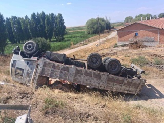 Virajı Alamayan Kamyon: Altıntaş'ta Trafik Kazası