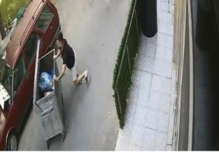 Yokuş Aşağı Kayarken Durdurulan Çöp Konteyneri