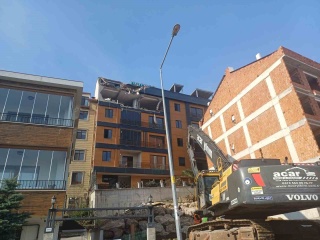 Zemin Kayması Nedeniyle Yıkım Başlatılan Bina